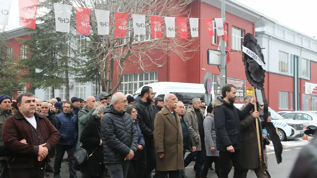 İddiaların ardından Hacı Bektaş’tan CHP’ye siyah çelenkli tepki