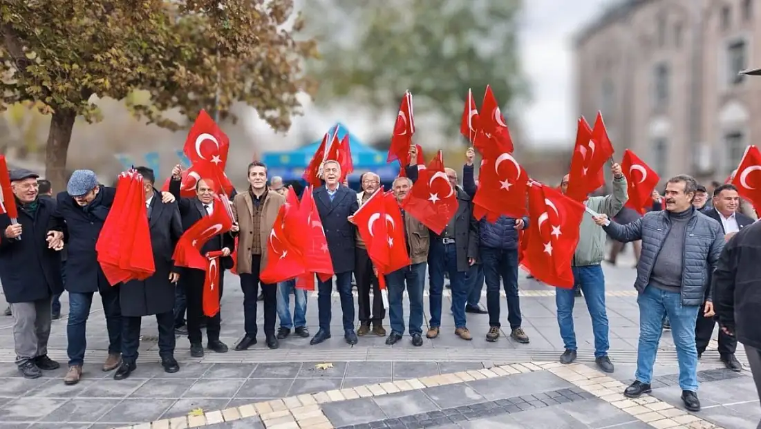 İYİ Parti Kayseri harekete geçti! Cumhuriyet Meydanı’nda dağıttılar