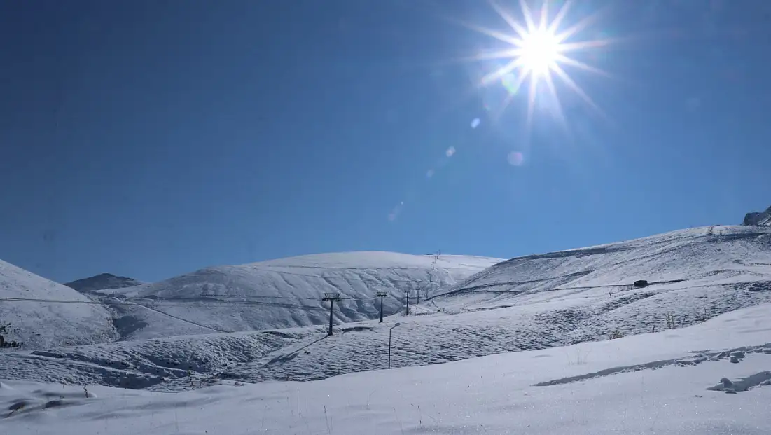 Kar kalınlığı 50 santimetreyi bulan Erciyes yeni sezona hazır