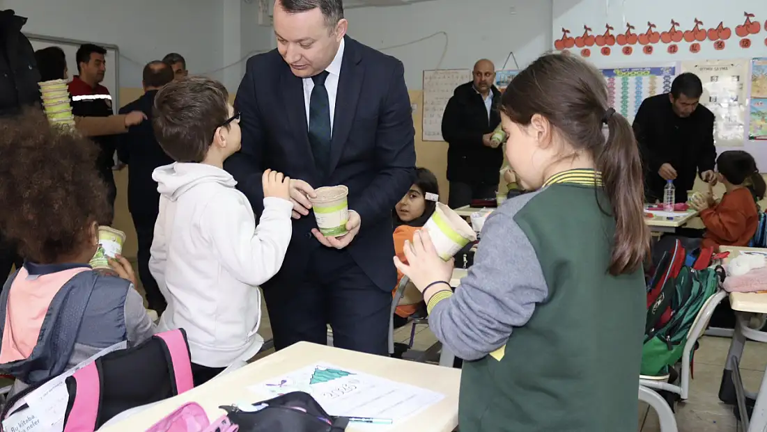 Kaymakam ve Belediye Başkanı çocukların avucuna emanet etti