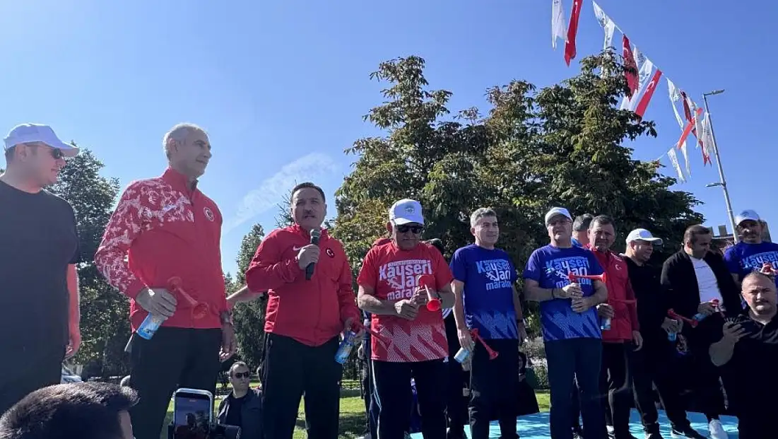 Kayseri 6. Yarı Maraton'da Halk Koşusu protokolün startı ile başladı