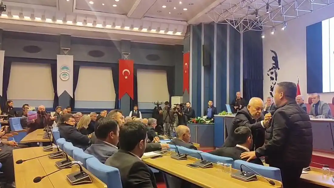 Kayseri Büyükşehir Belediye Meclisi’nde ‘kırlangıç’ gerginliği! Büyükkılıç: Bugün as bugün yine toplatırım!