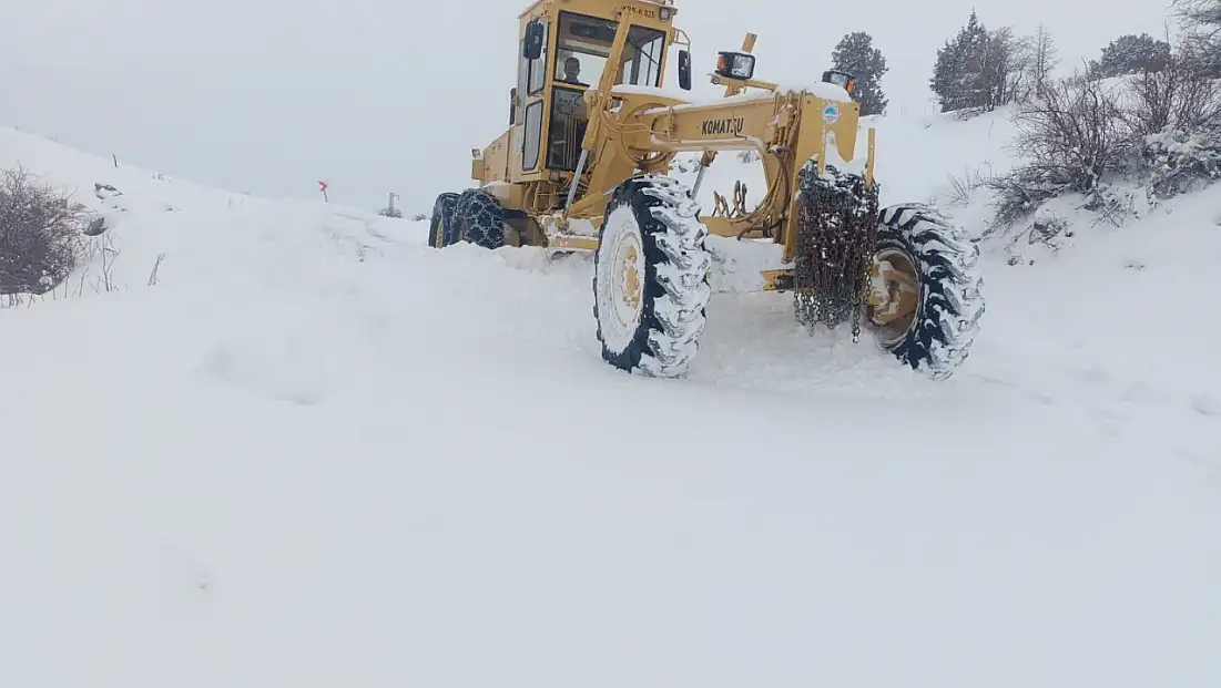 Kayseri Büyükşehir Belediyesi'nden gece mesaisi! 72 yol açıldı