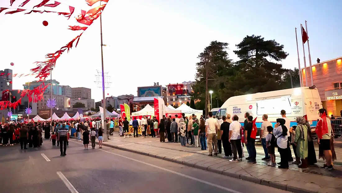 Kayseri Cumhuriyet Meydanı’nda yoğunluk! Vatandaşlar akın etti