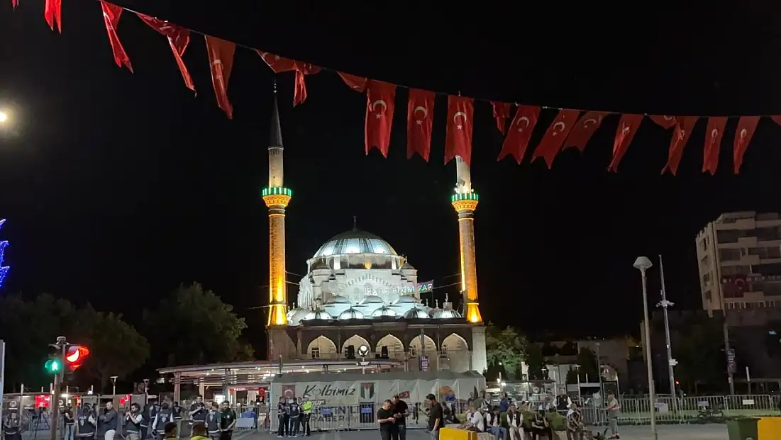 Kayseri'de saat 00.13'te tüm camilerden aynı anda yükseldi
