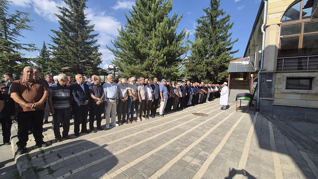Kayseri'de Abdullah Arık'a son veda! Özgür Özel çelenk gönderdi