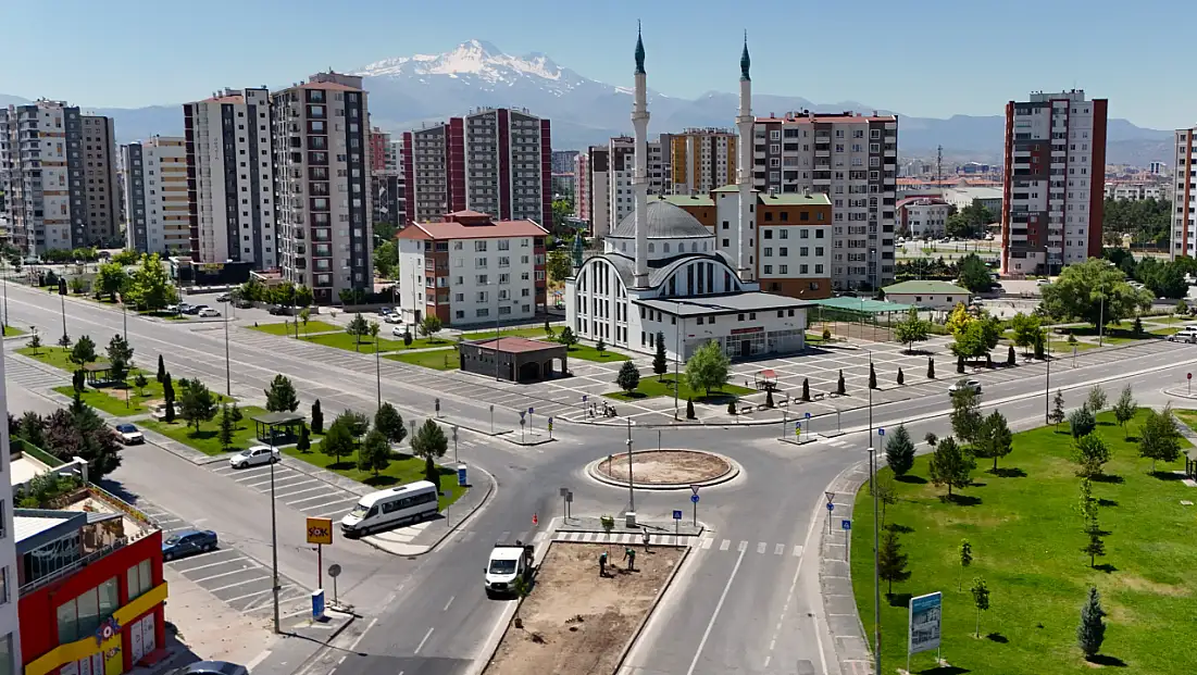 Kayseri’de ağaç yenileme çalışması: Riskli olanlar kaldırılıp yenileniyor