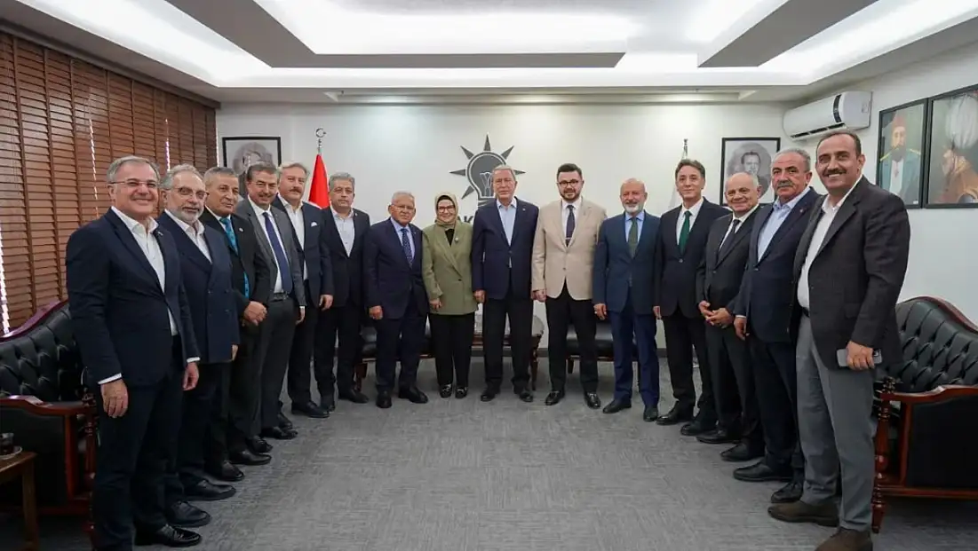 Flaş! Kayseri’de AK Parti’nin önde gelen isimleri parti binasında toplandı