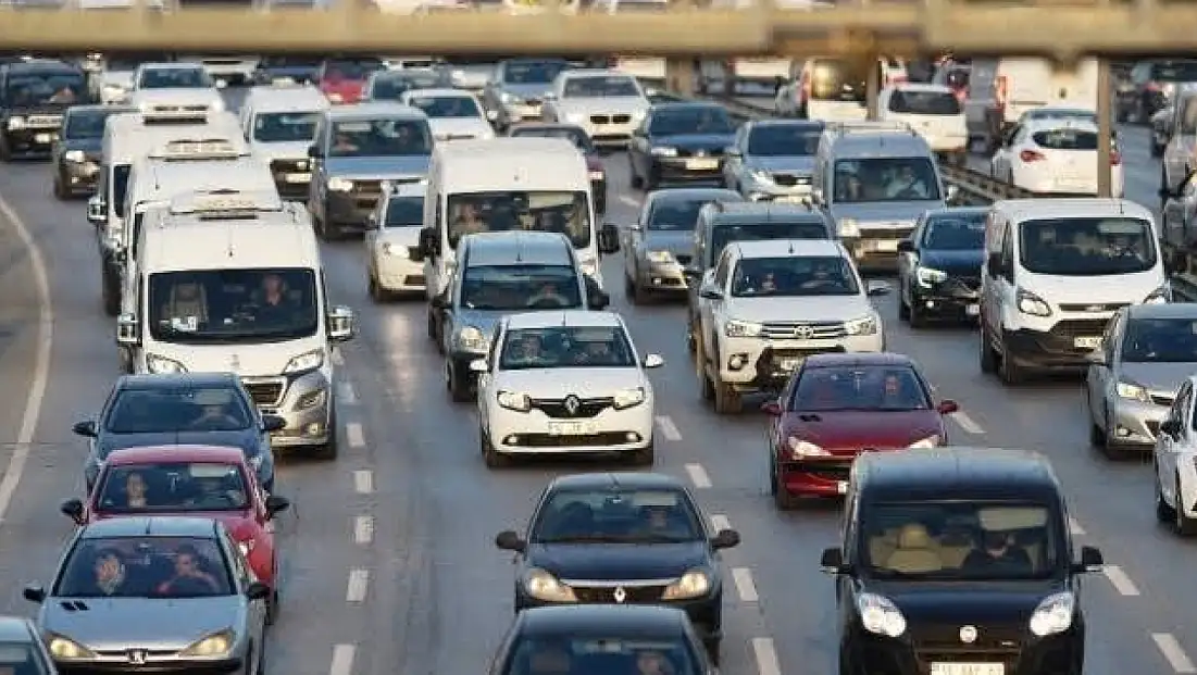 Kayseri’de akan trafikte arkadan çarptı, kavga çıkmadı! Tatlıya bağladılar