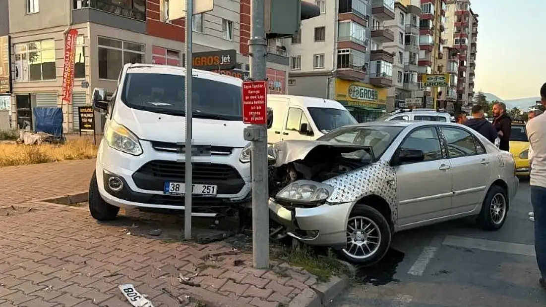 Kayseri'de alkollü sürücü ortalığı savaş alanına çevirdi! 2 araç pert oldu