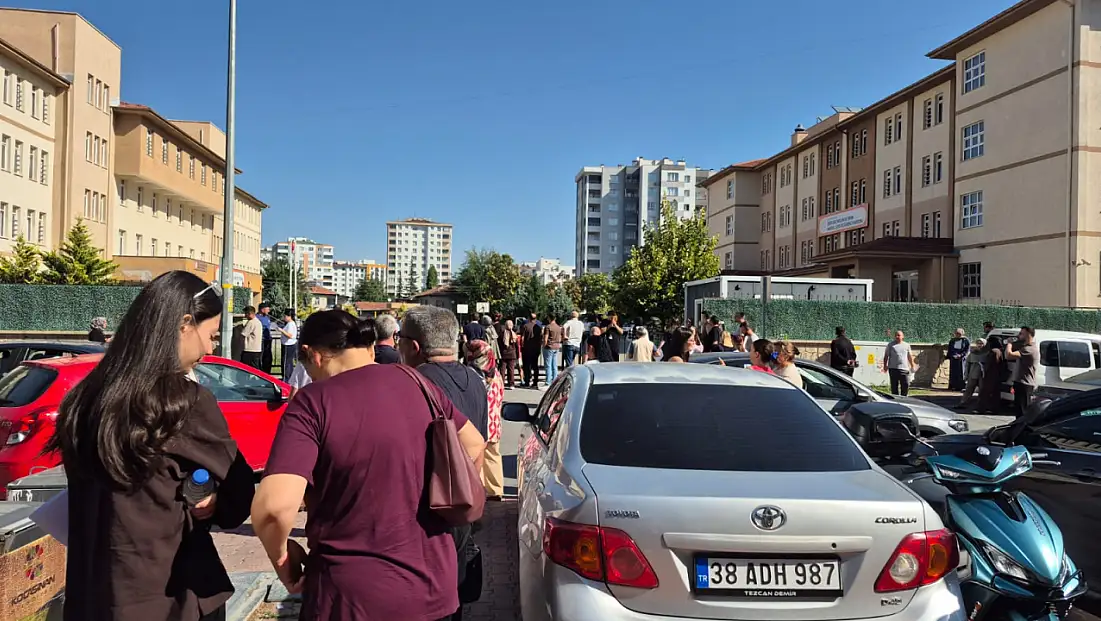 Kayseri'de binlerce aday içeride, dışarıda sessiz bekleyiş başladı!