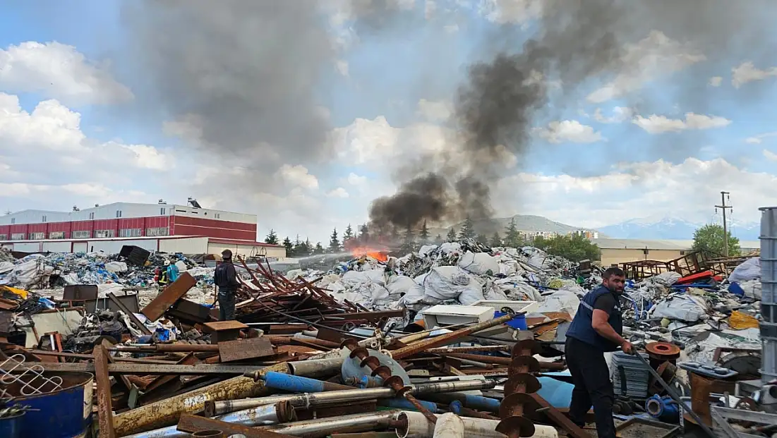 Kayseri’de bir yangın daha: Açık alanda hurdalar alev aldı!