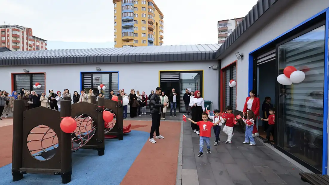Kayseri’de çocuk kütüphanesinde Cumhuriyet coşkusu!