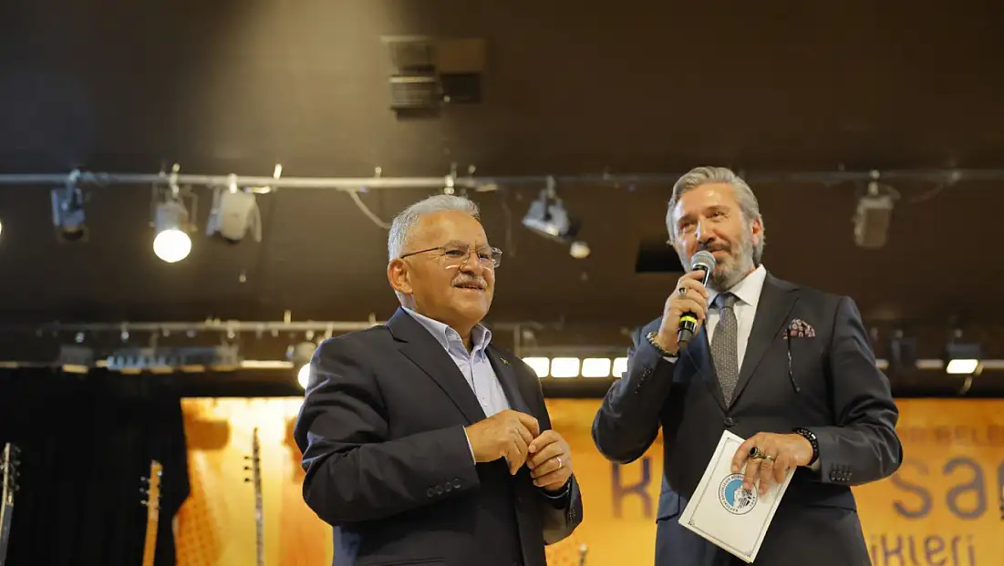 Kayseri’de çocuklar sahne aldı: Büyükşehir Konservatuarı Yaz Okulu sona erdi!