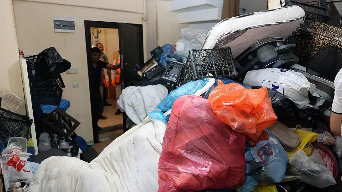 Kayseri'de ‘çöp ev’ ihbarı: 5 kamyon çöp çıkarıldı!