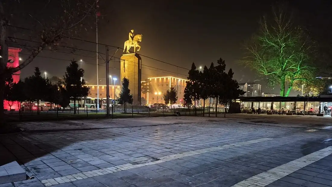 Kayseri’de Cumhuriyet Meydanı baştan sona değişiyor! Kafeler yıkıldı, kale içi yenileniyor