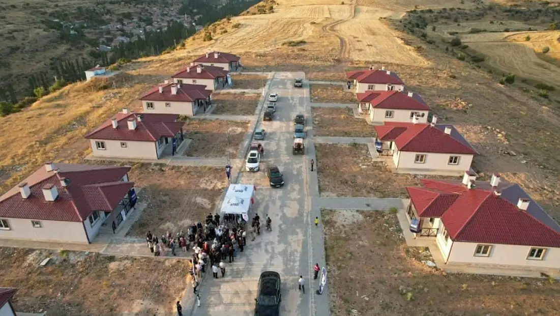 Kayseri'de depremzede aileler yeni yuvalarına kavuştu