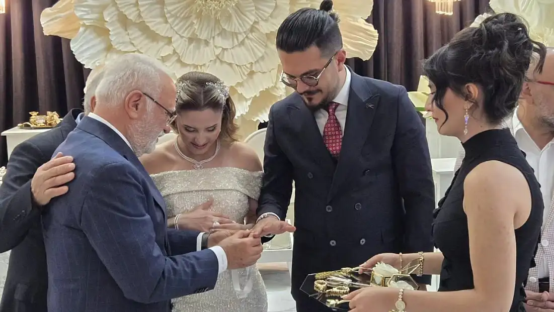 Kayseri’de dikkat çeken nişan! Yüzükleri Mustafa Elitaş taktı