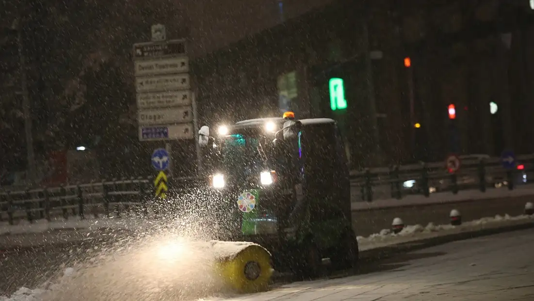 Kayseri'de ekipler kar mesaisinde