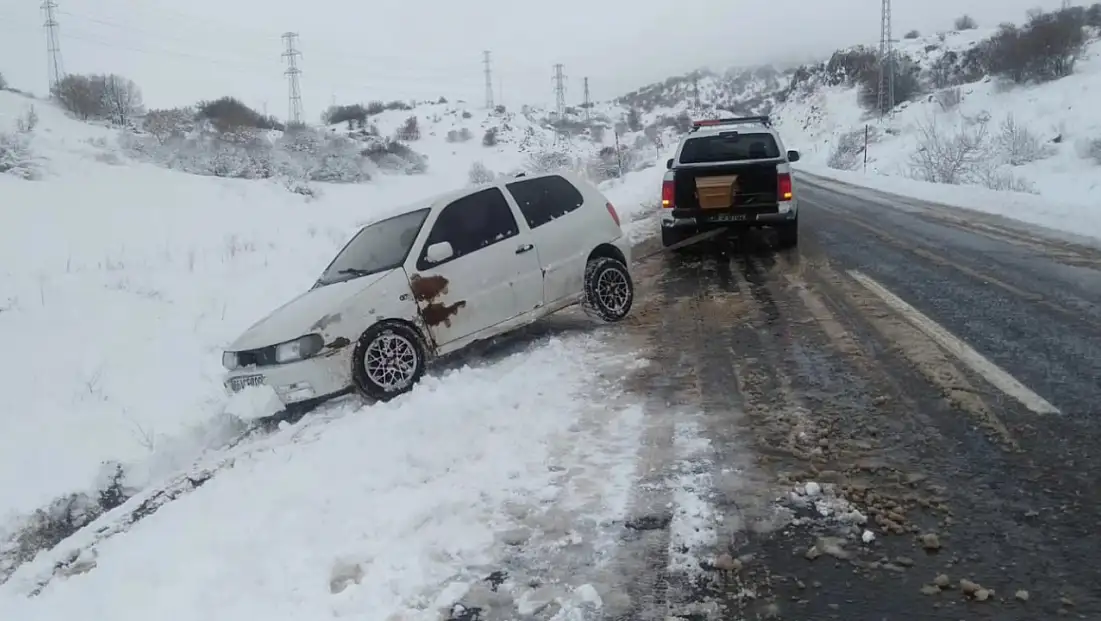 Kayseri'de ekiplerin tabut yüklü araçla kurtarma çalışması dikkat çekti