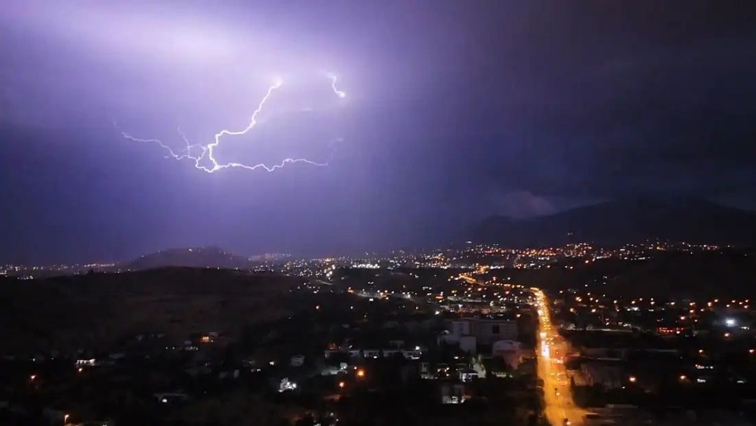 Kayseri’de geceyi şimşekler aydınlattı: O anlar dronla kaydedildi