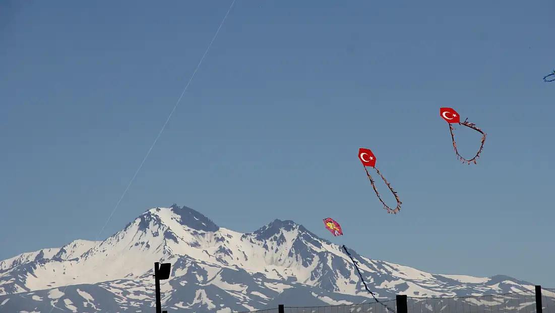Kayseri'de gökyüzünde renkli şölen