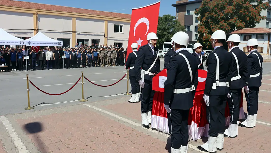 Kayseri'de görev yapan polis için tören düzenlendi! Oğlundan son veda