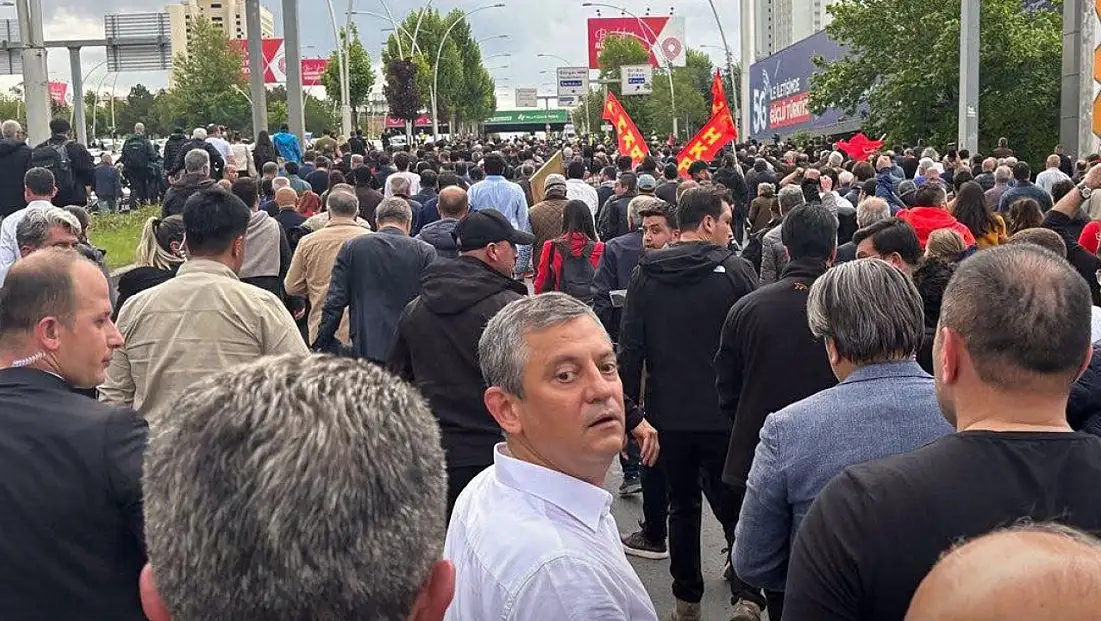 Kayseri’de görevden aldığı isimlerden Özgür Özel’e tam destek