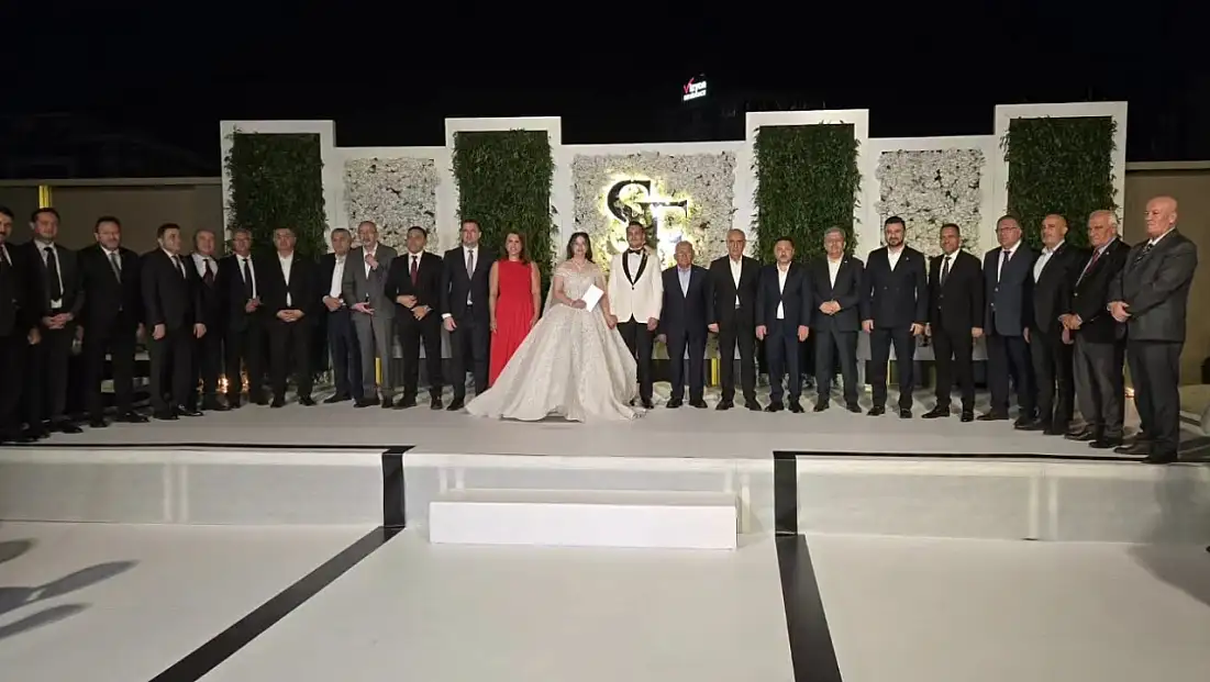 Kayseri'de görkemli düğün! Eski Bakan da katıldı