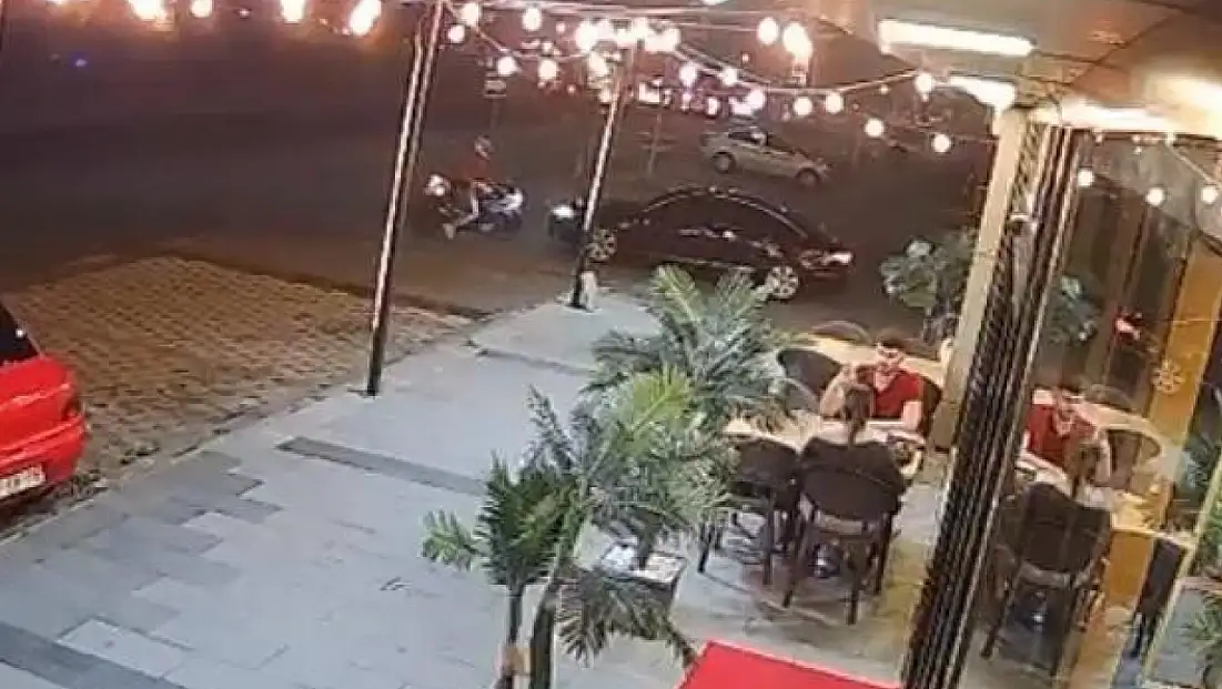 Kayseri'de ilginç kaza! Kendisine yol veren otomobile çarptı... O anlar kamerada
