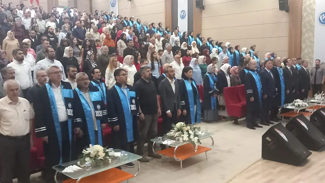 Kayseri’de ilk mezunlarını verdi! 65 öğrenciden 3’ü erkek