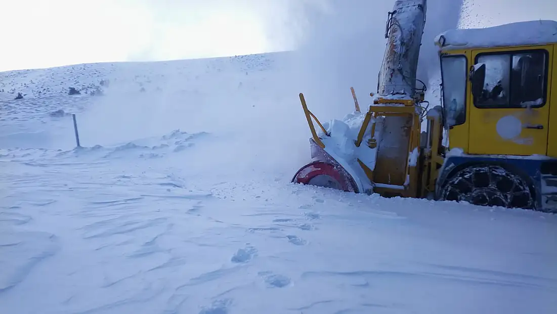 Kayseri’de kar engelini aşan ekipler 47 yolu açtı