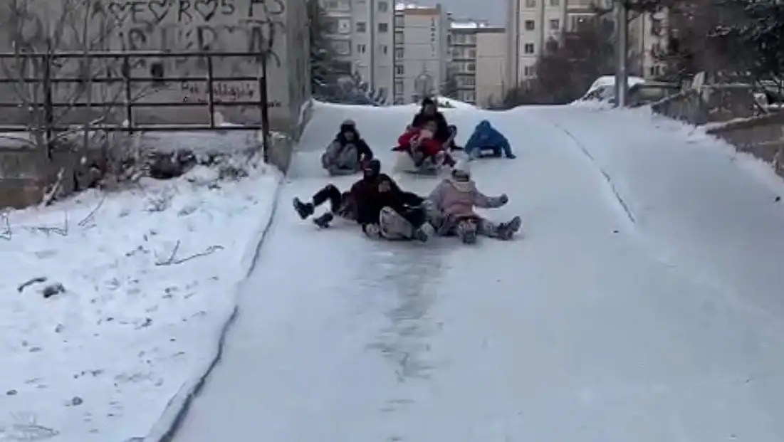 Kayseri’de kış eğlencesi sokaklara taştı