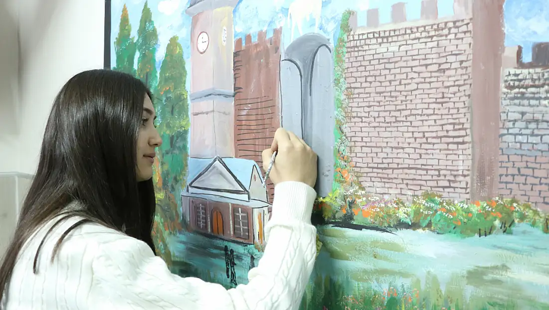 Kayseri'de öğrenciler boş koridorları tuvale dönüştürdü