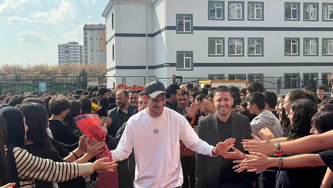 Kayseri’de öğrenciler için önemli buluşma! Futbolcular da katıldı