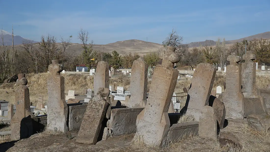 Kayseri'de Oğuz boylarına ait mezar taşları gün yüzüne çıkarıldı