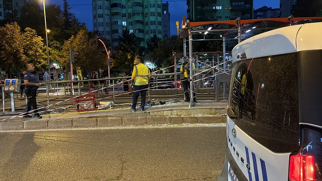 Kayseri'de otomobil tramvay durağına daldı! İşte o görüntüler