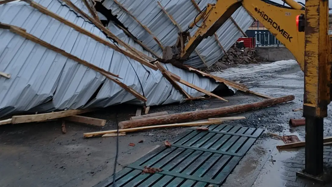 Kayseri'de rüzgar sonrası ekipler teyakkuzda! Hızla ortadan kaldırıldı