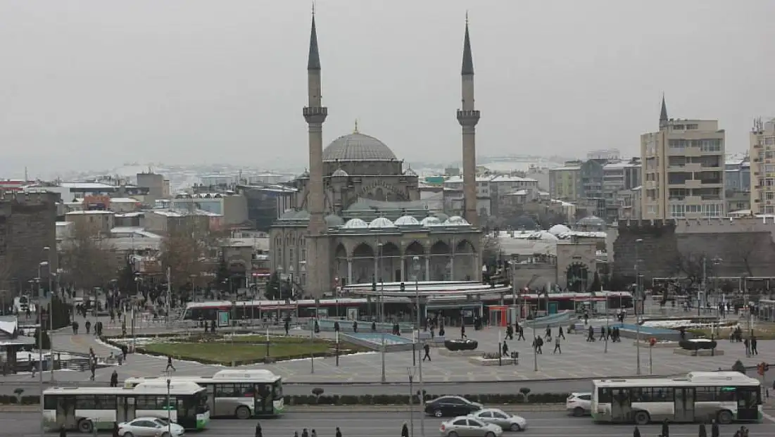 Kayseri’de ‘Süper Teşvik’ alan iş adamı Cumhuriyet Meydanı’nda kimlerle görüldü!