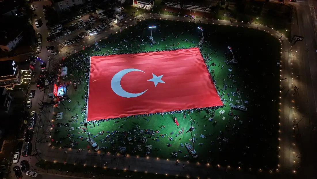 Kayseri'de tarihi an! Dünyanın en büyük Türk bayrağı açıldı