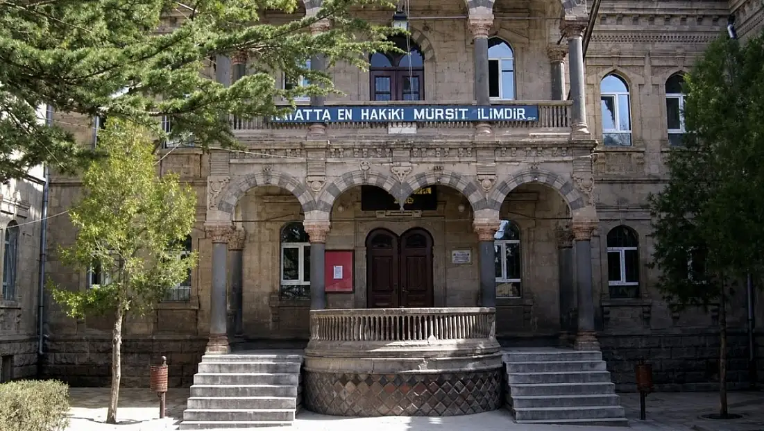 Kayseri’de taşınan mezarlığın yerine lise yapıldı! 103 yıllık bina için karar verildi