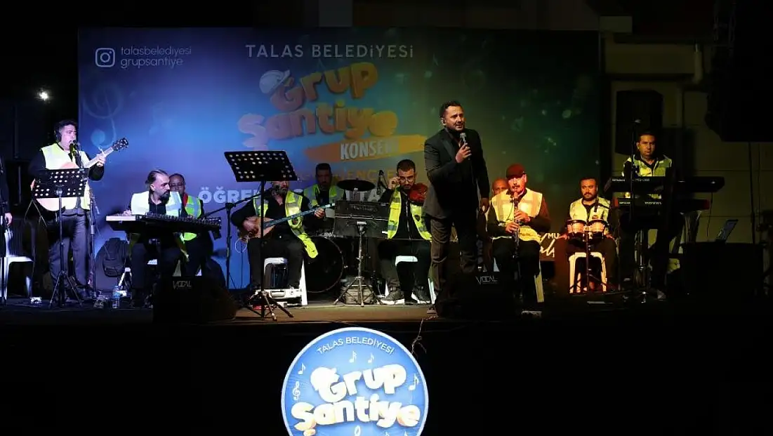 Kayseri’de üniversitelilere konser sürprizi: Grup Şantiye sahne aldı