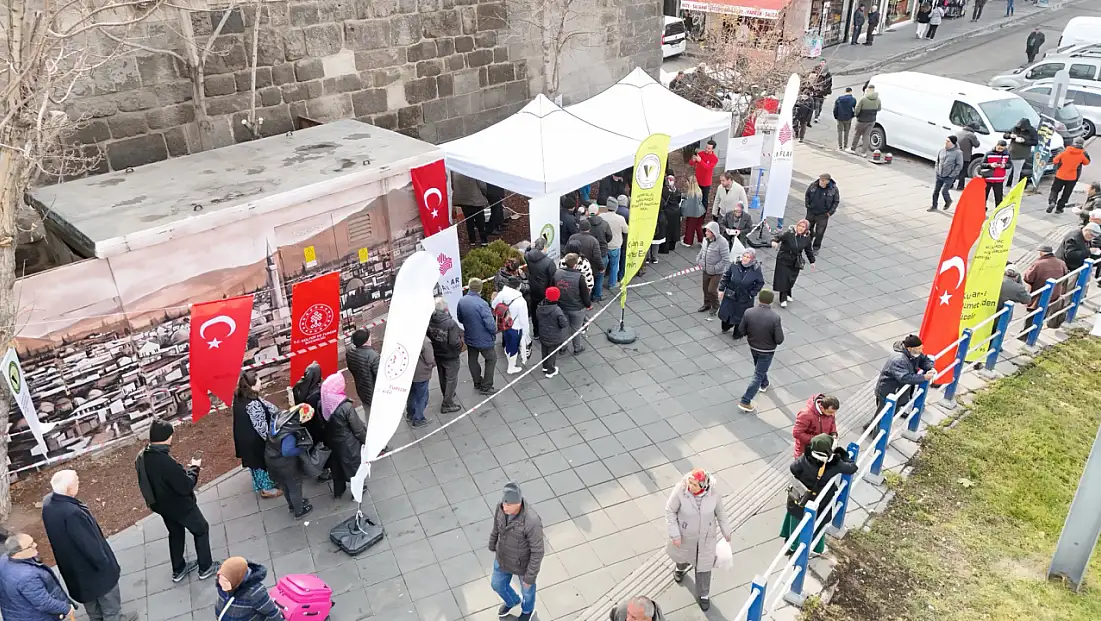 Kayseri’de uzun kuyruklar oluştu! Bakın ne dağıtıldı