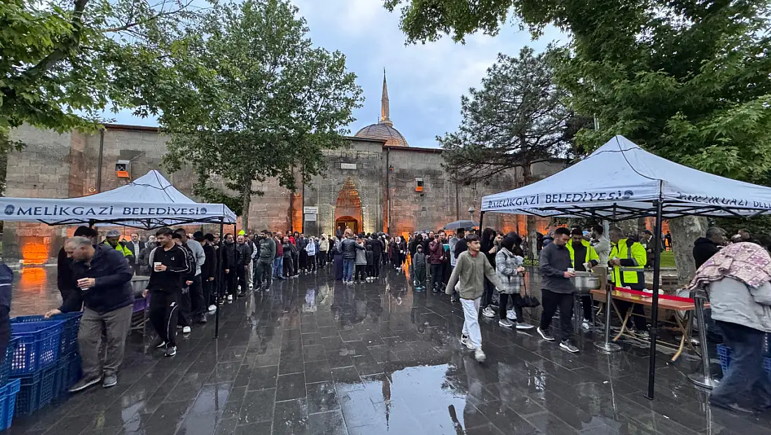 Kayseri’de uzun kuyruklar oluştu! Ücretsiz dağıtıldı