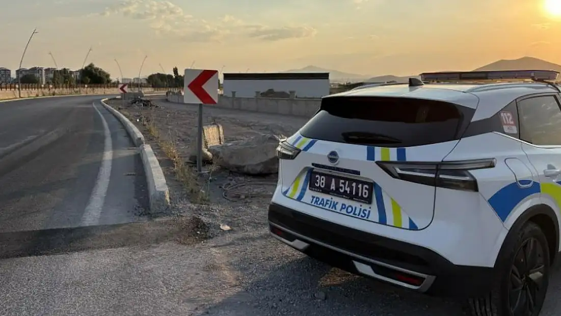 Kayseri'de virajı alamayan motosiklet yan yattı: 2 Yaralı