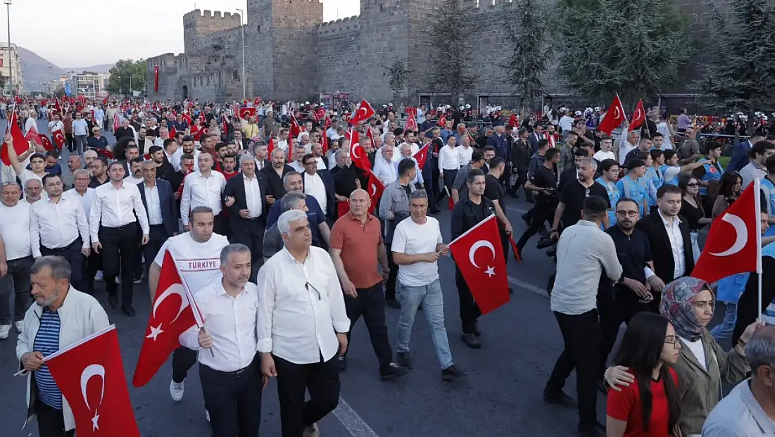 Kayseri’de yer gök kırmızı beyaz! Görenlerin göğsünü kabartan tarihi yürüyüş