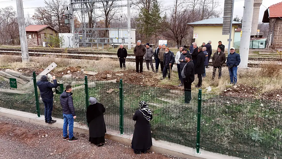 Kayseri'deki o mahalleyi tel örgüyle ikiye böldüler! Mahalle sakinleri telin diğer tarafındaki akrabalarına hasret kaldı