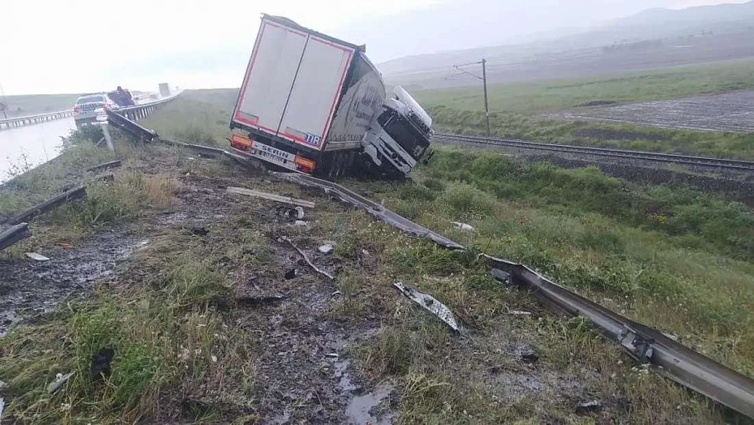 Kayseri karayolunda bariyerleri aşan tır şarampole uçtu