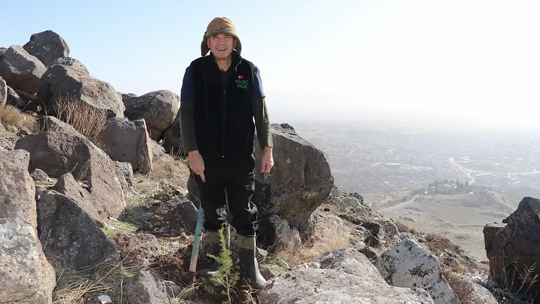 Kayseri’nin ‘Ağaç Dede’si binlerce fidanı toprakla buluşturuyor