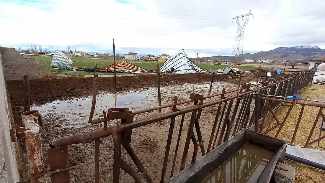 Kayseri'nin o ilçesinde ahırın çatısı uçtu!